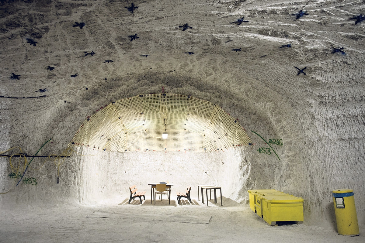 Eine Sitzgruppe im Erkundungsbergwerk in Gorleben