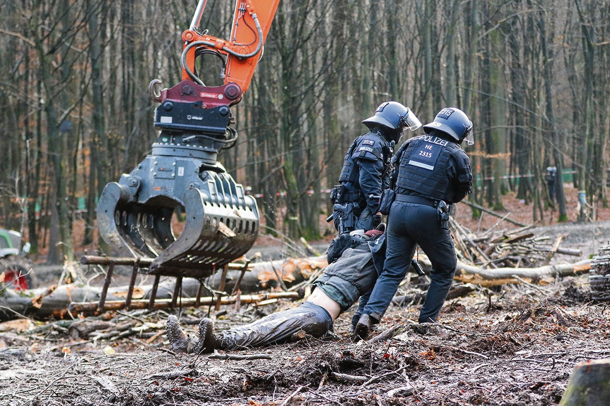 einer der letzten Demonstrierenden wird aus dem Dannenröder Wald fortgeschleift, 7. Dezember