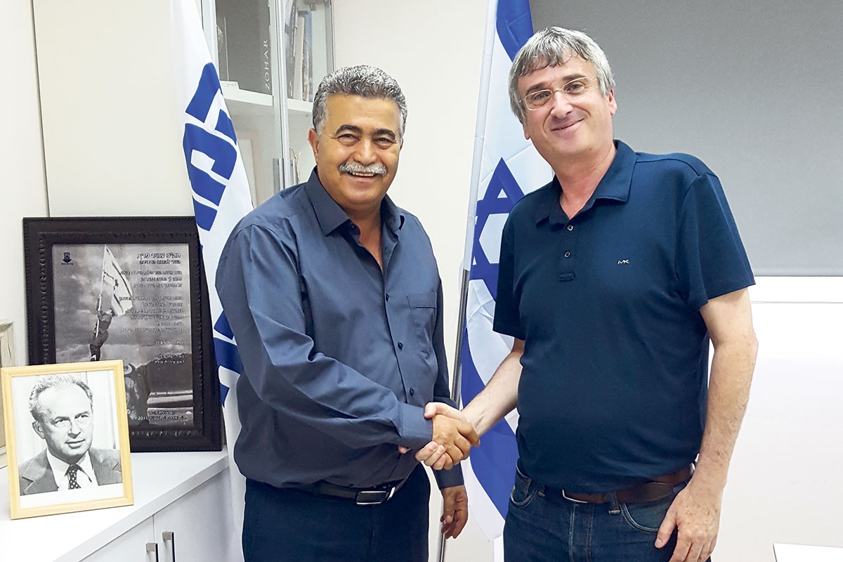 Eli Holtzman und Amir Peretz von der israelischen Partei Avoda