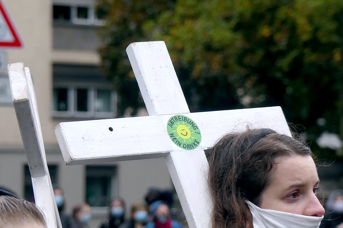 Junge Frau mit Kreuz