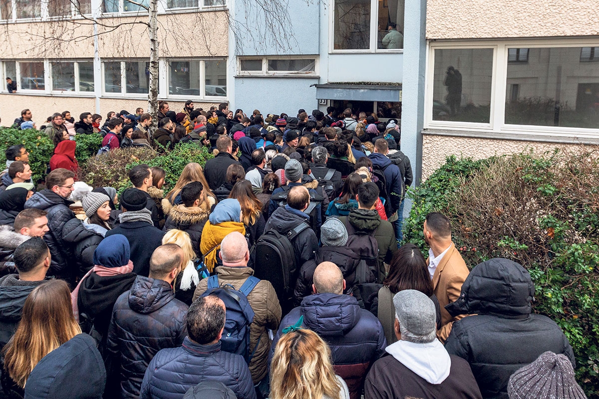 Sehr viele Menschen stehen zur Wohnungsbesichtigung an.