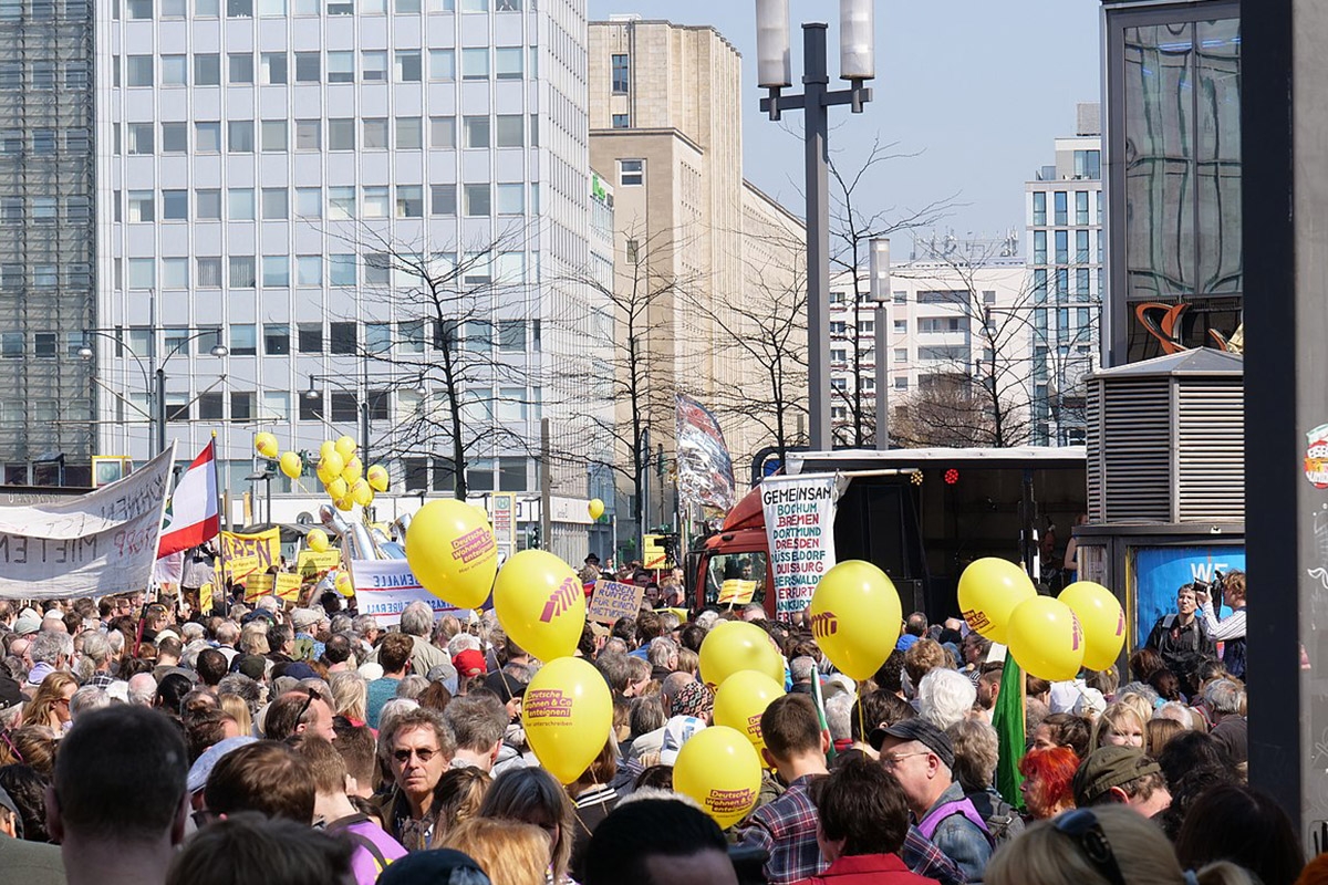 Start der Demonstration gegen Mietenwahnsinn in Berlin