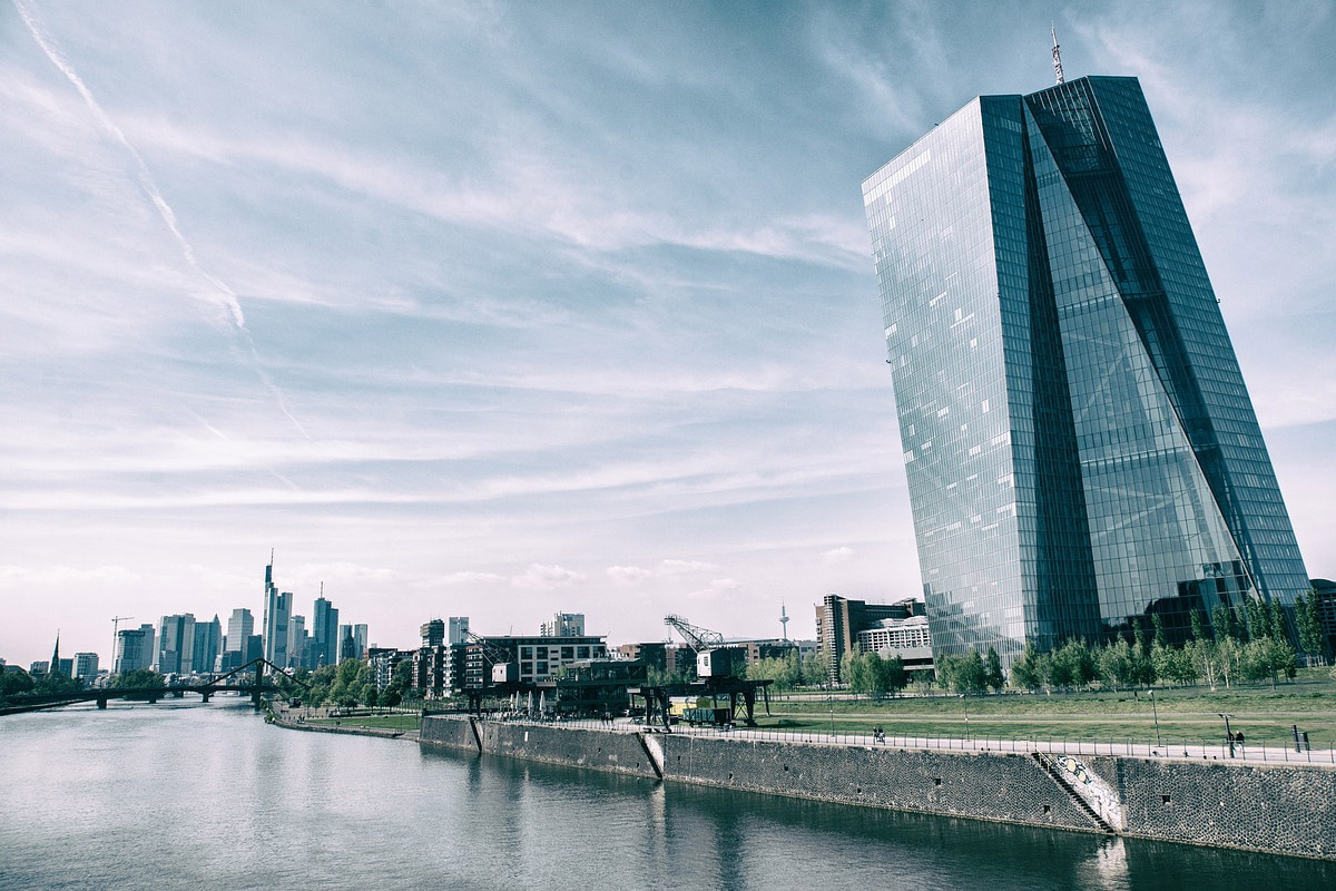 Gebäude der Europäische Zentralbank in Frankfurt am Main mit Skyline