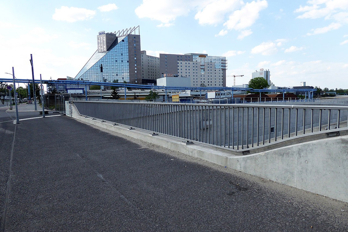 Die Hatun-Sürücü-Brücke in Berlin-Neukölln mit dem Strel Hotel im Hintergrund