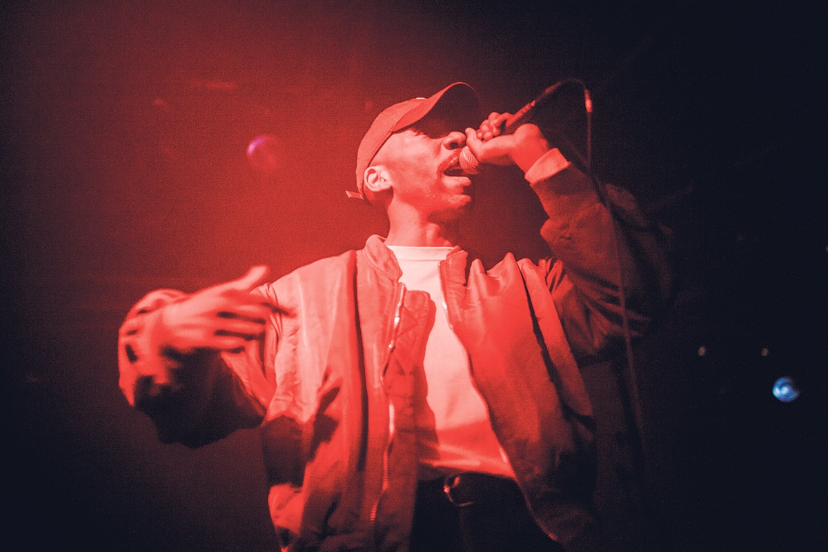 Dean Blunt bei einem Auftritt beim Pop Revo Festival 2015 im dänischen Aarhus