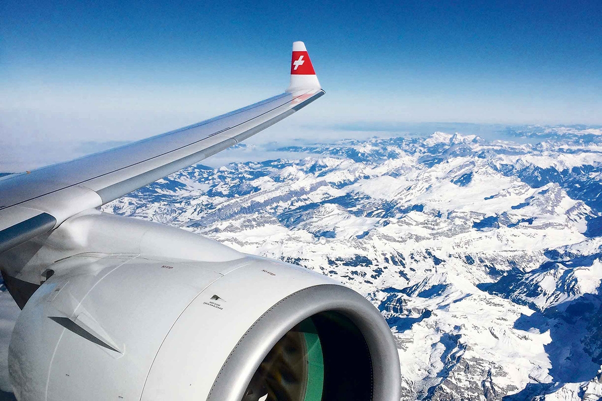 Blick aus Flugzeug auf Wolken, Antrieb und Tragfläche