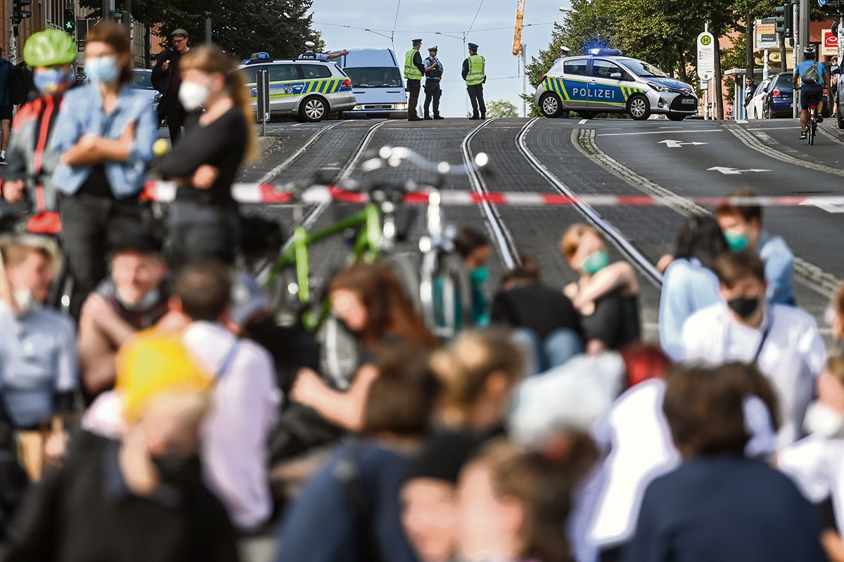 Sitzblockade gegen eine von dem Rechtsextremisten Sven Liebich angeführte Demonstration