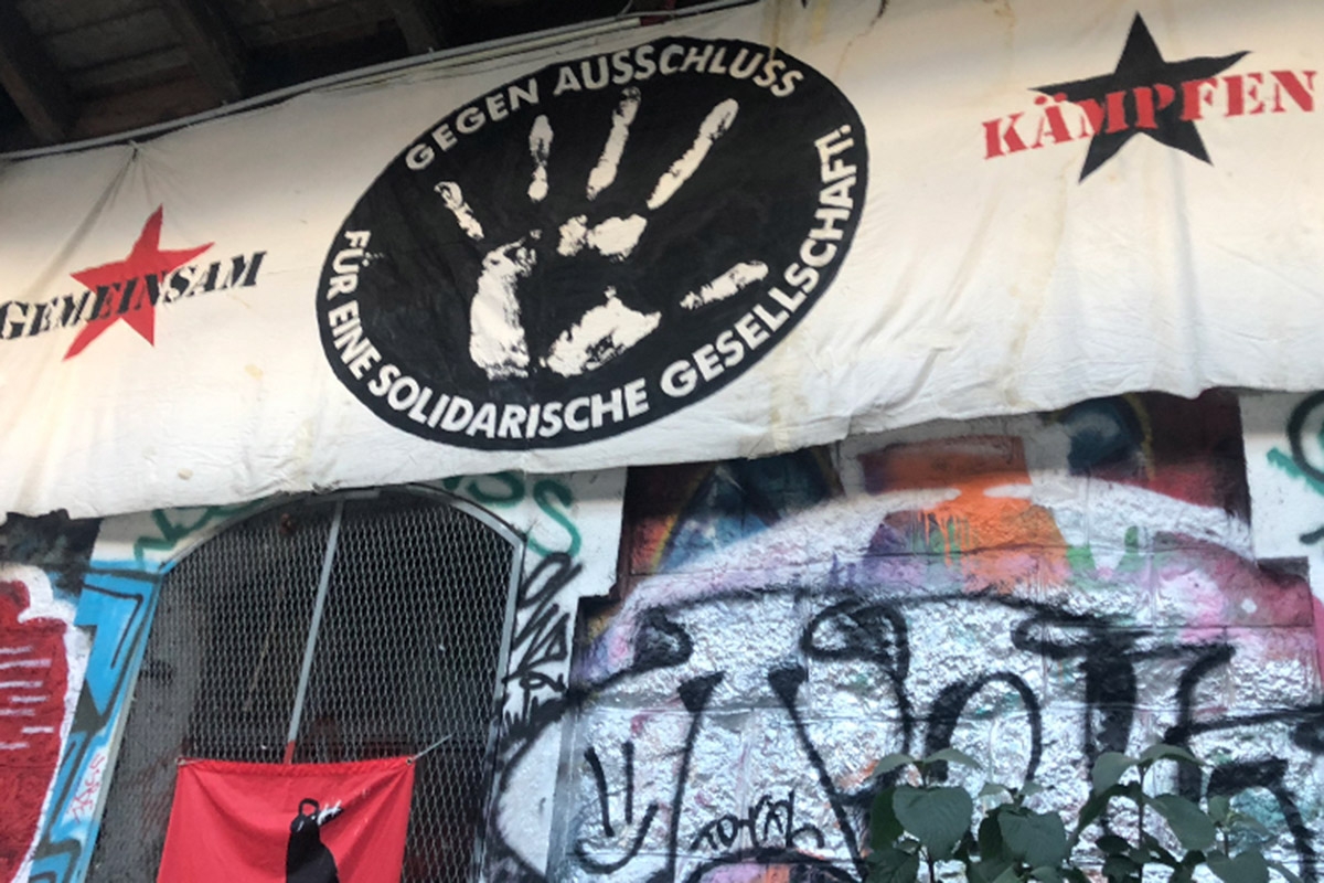 Banner im ehemals besetzten Kulturzentrum Reitschule in Bern