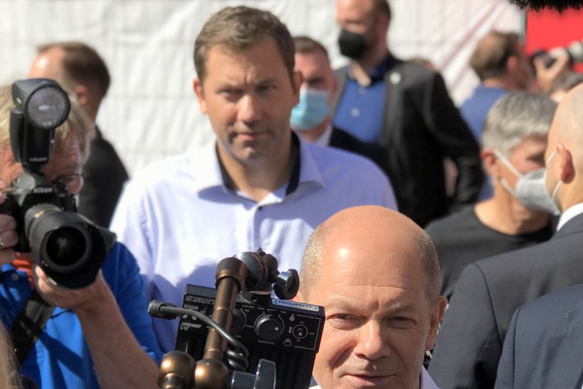 Olaf Scholz (vorne) und Lars Klingbeil im Hintergrund