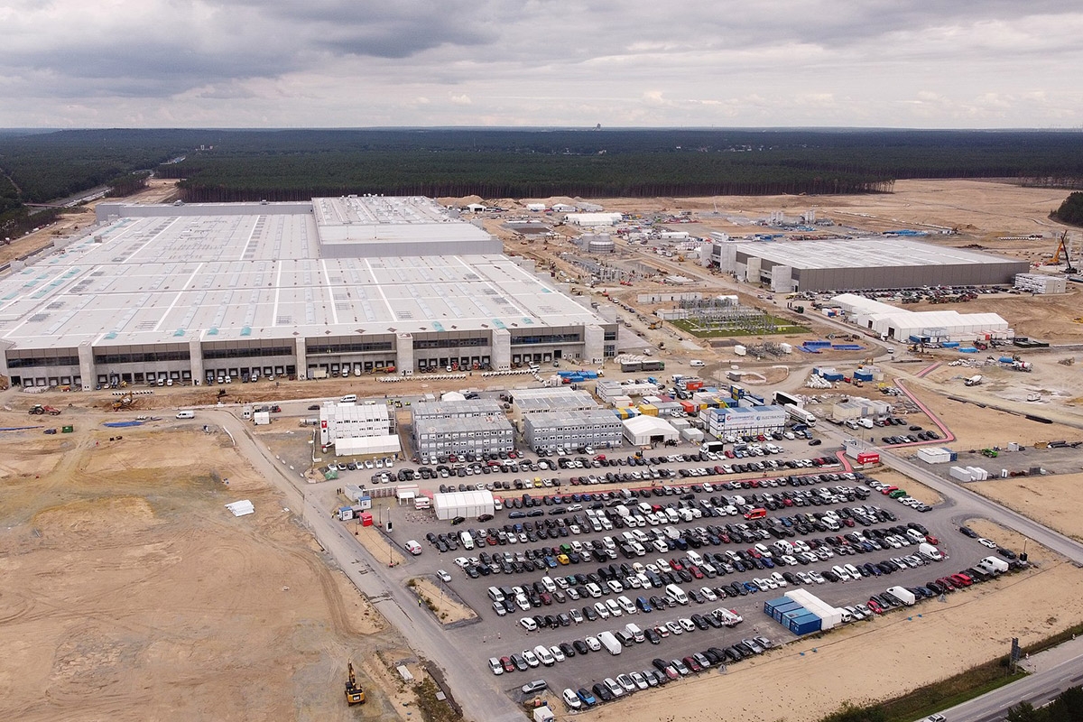 Blick auf das Gelände der Tesla Gigafactory Berlin-Brandenburg