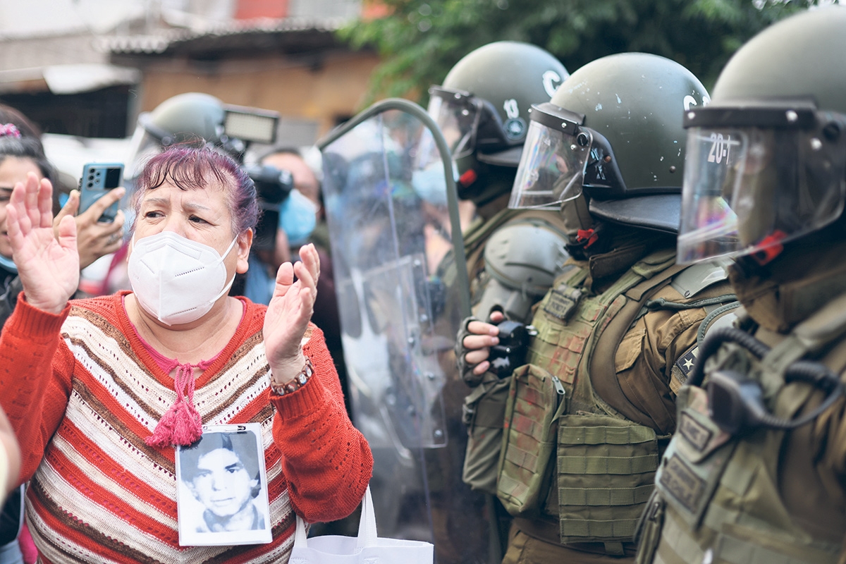 Protest gegen José Antonio Kast mit Bild eines unter Pinochet »Verschwundenen« in Santiago de Chile