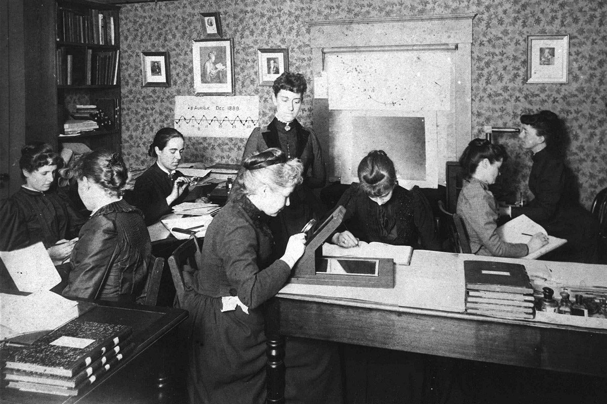 Henrietta Leavitt mit einer Gruppe Frauen beim Programmieren am Harvard College Observatory