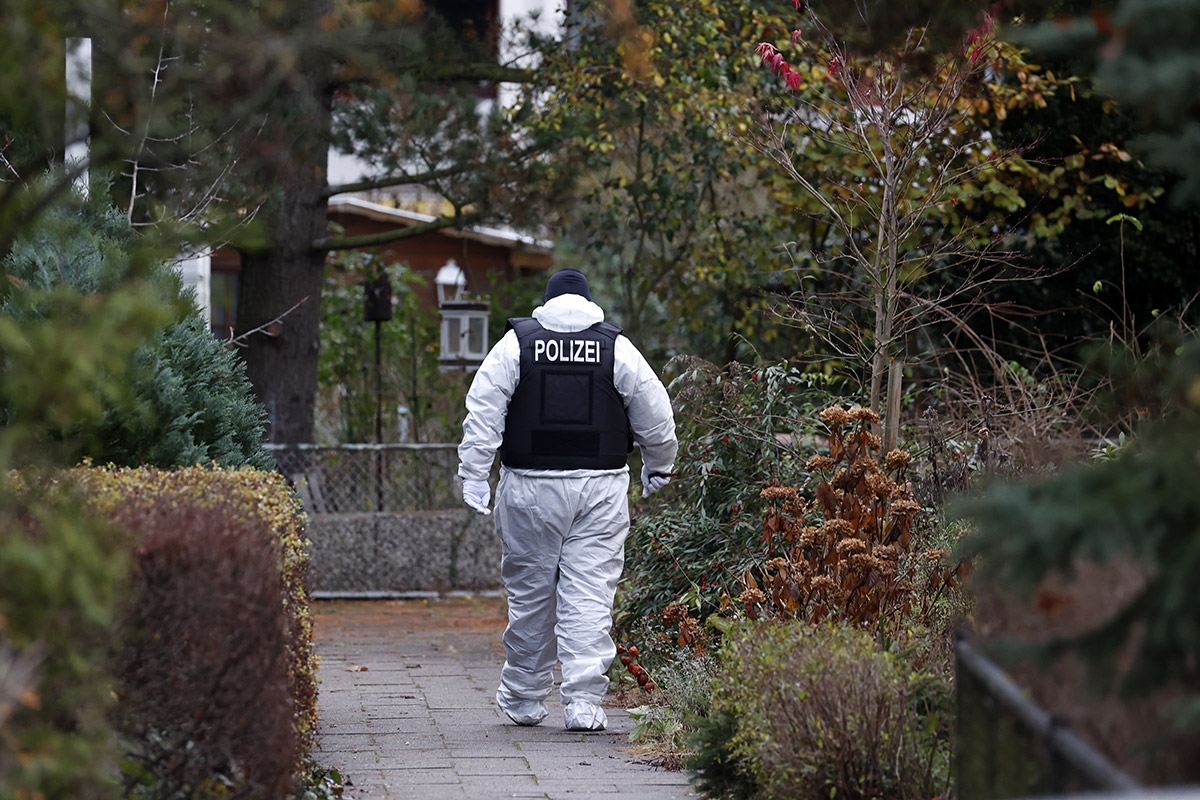 EinPolizist im Schutzanzug