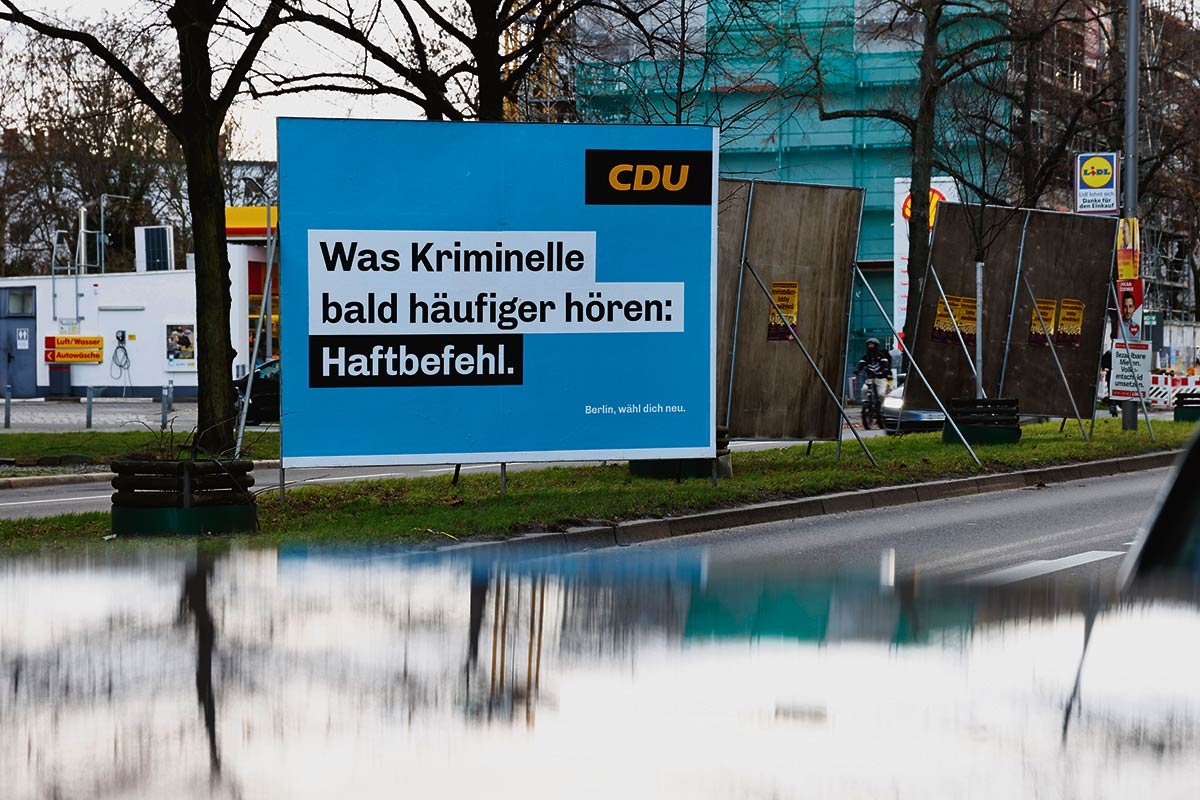 Ein Wahlplakat der CDU mit der Aufschrift "Was Kriminelle bald häufiger hören: Haftbefehl"