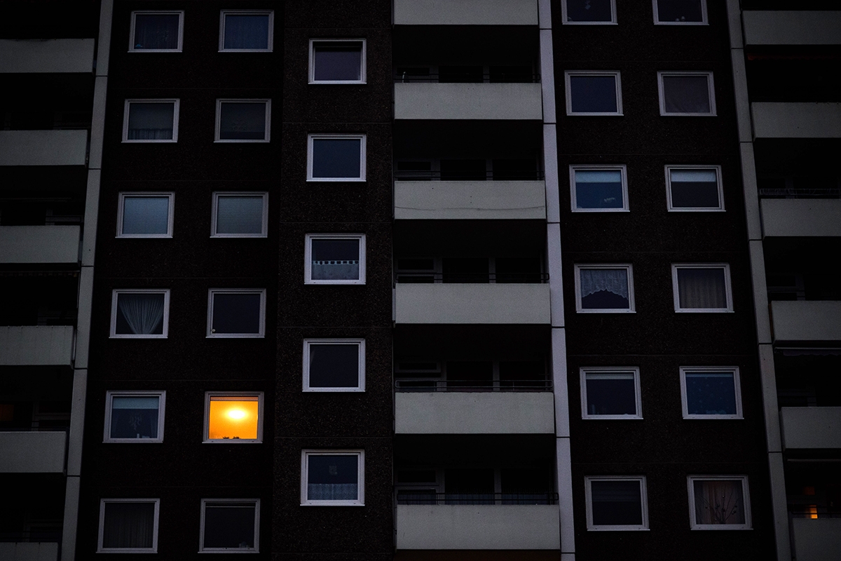 Hochhaus mit nur einem beleuchteten Fenster