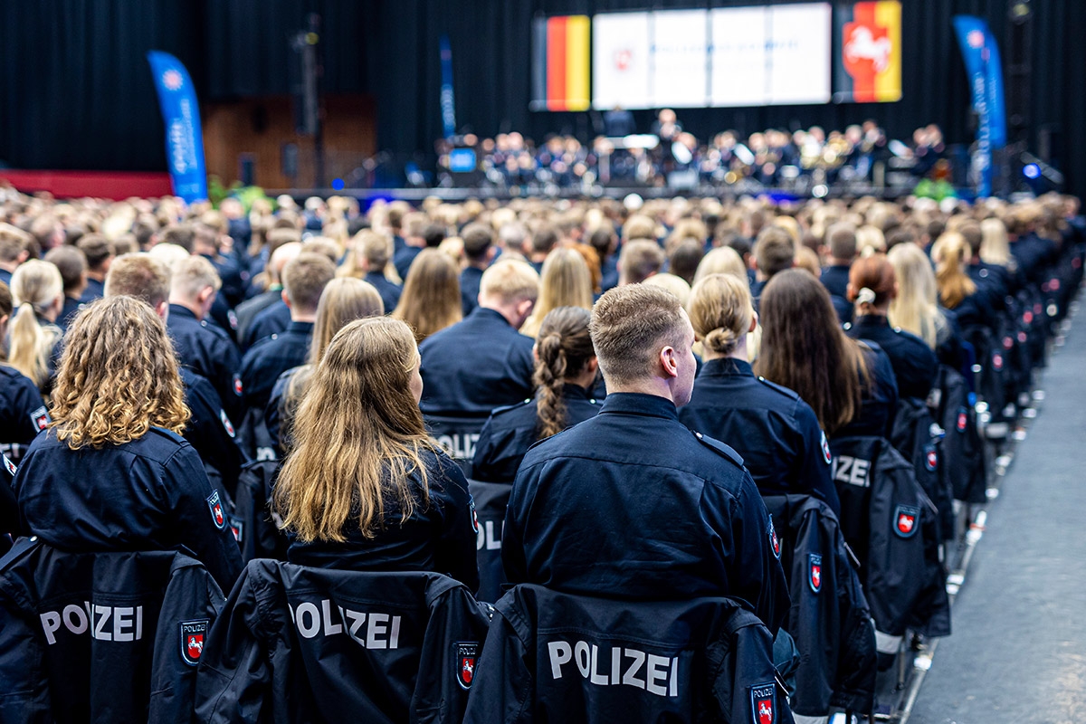 Ein Saal voller Polizistinnen und Polizisten