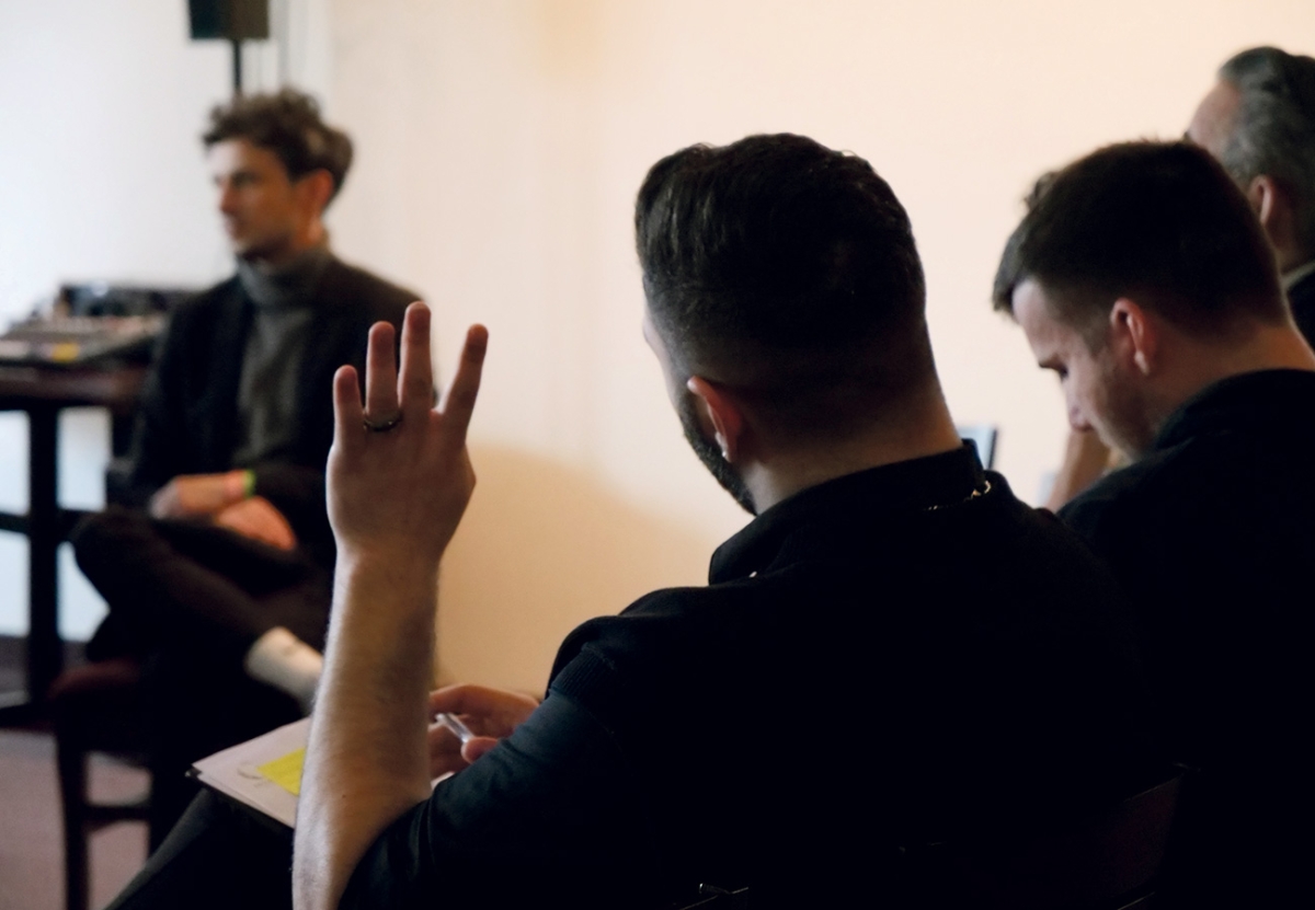 Konferenzteilnehmende im Gespräch