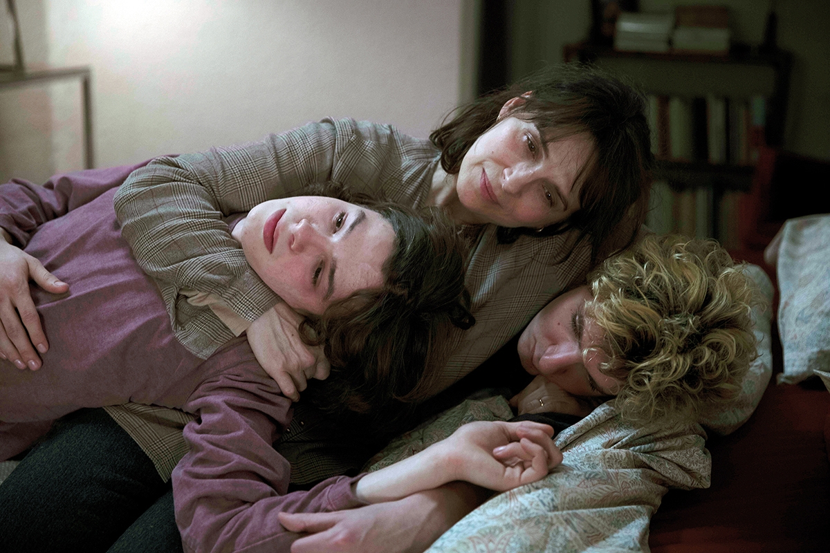 Lucas, Mutter Isabelle (Juliette Binoche) und Bruder Quentin (Vincent Lacoste)