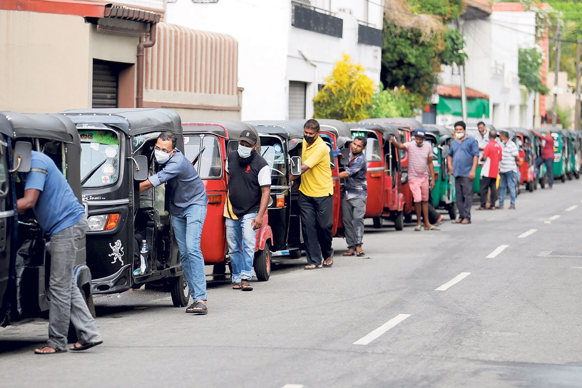 Schlange vor einer Tankstelle in Colombo, Sri Lanka, 12. April