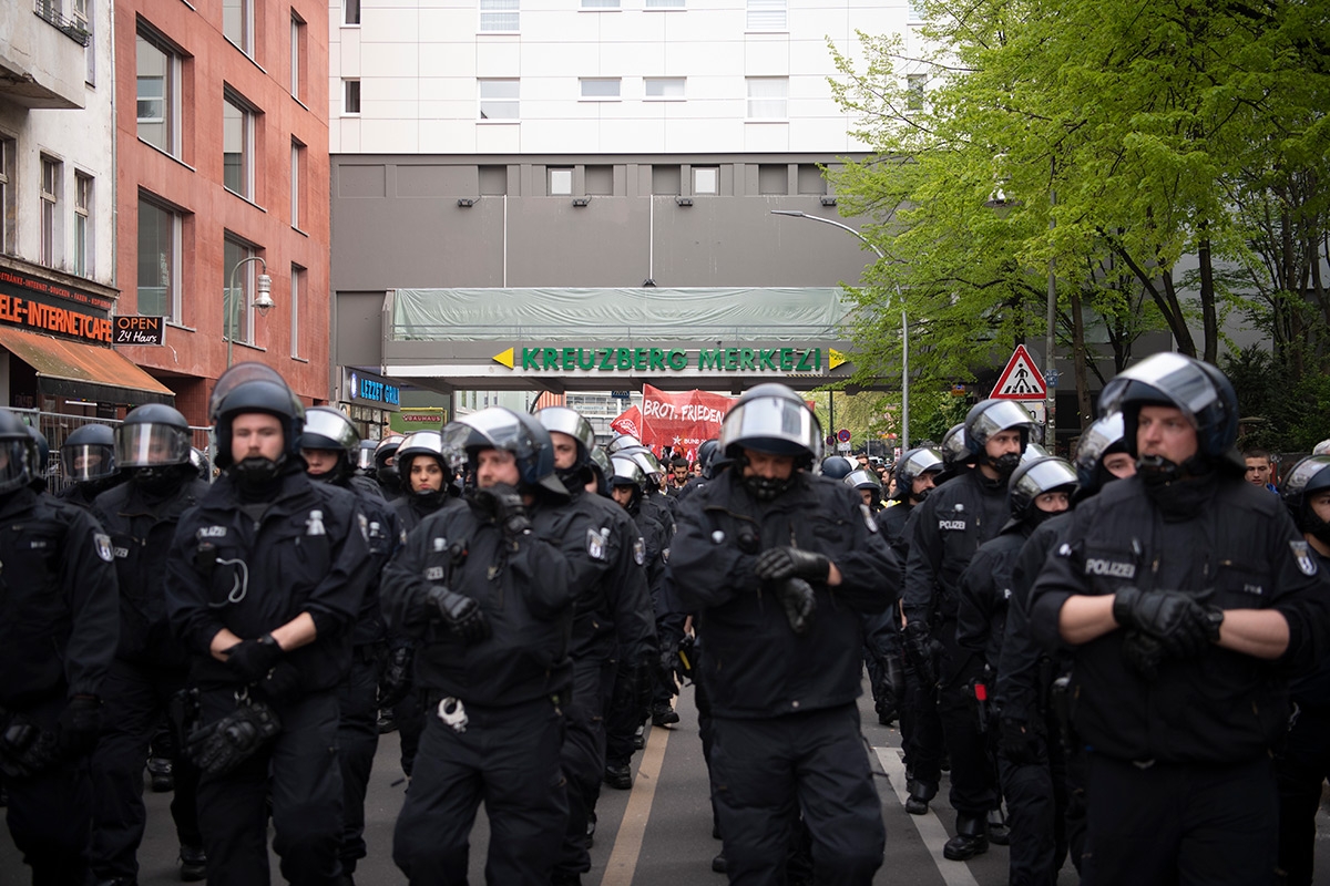 Polizisten bei der diesjährigen »Revolutionären 1.- Mai-Demonstration« in Kreuzberg