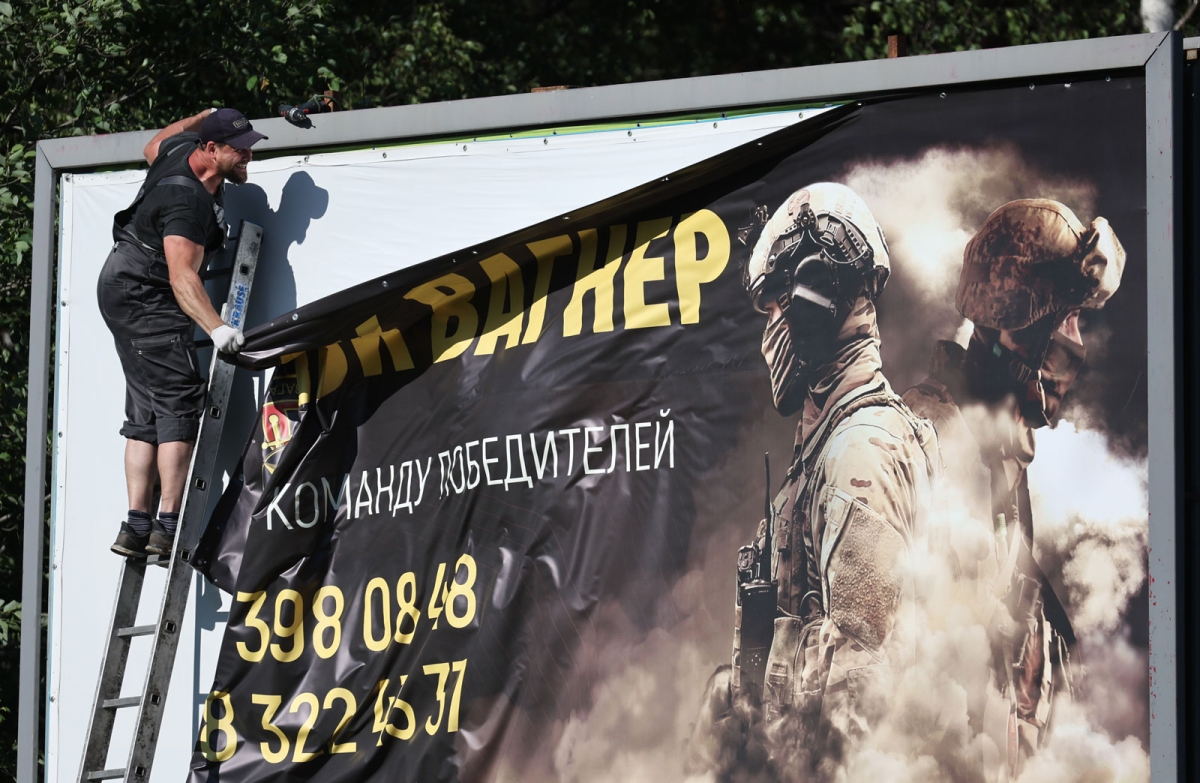 Am Rande einer Autobahn bei Sankt Petersburg wird ein Werbeplakat der Wagner-Söldner entfernt, 24. Juni