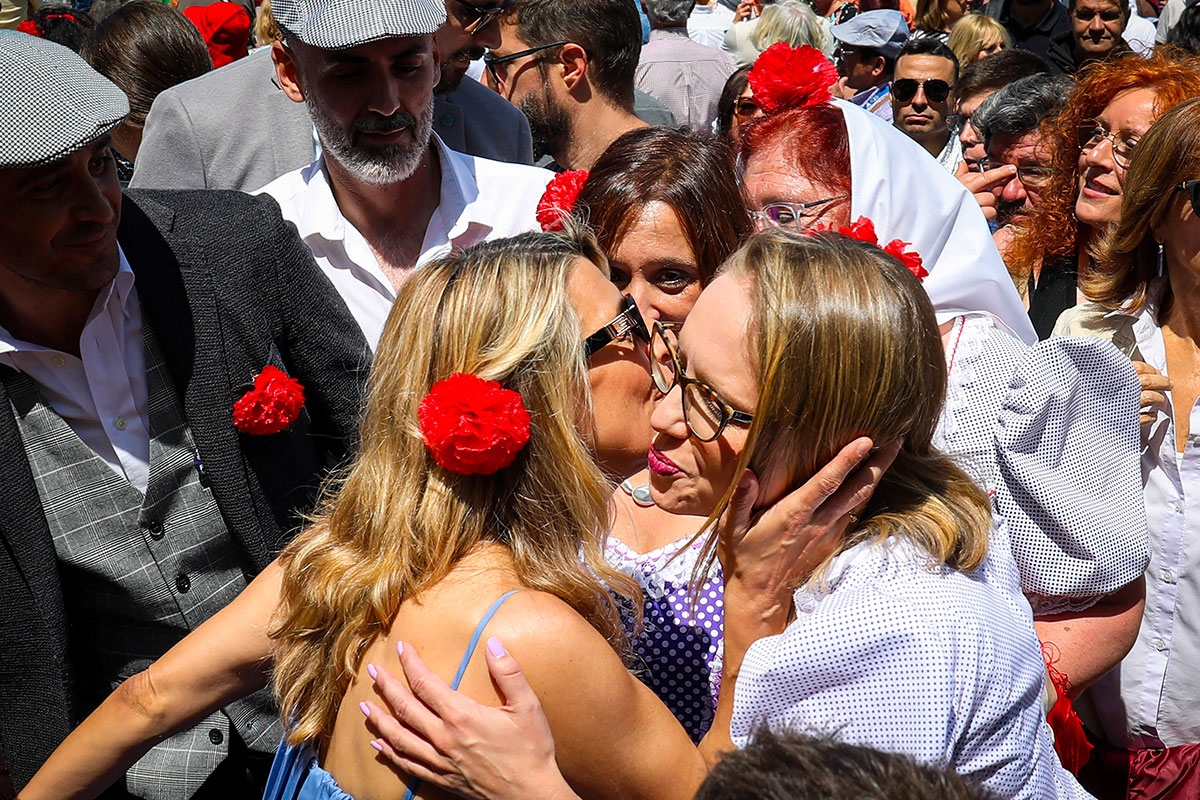 Arbeitsministerin Yolanda Diaz (l.) und die Madrider Podemos-Abgeordnete Carolina Alonso, 15. Mai