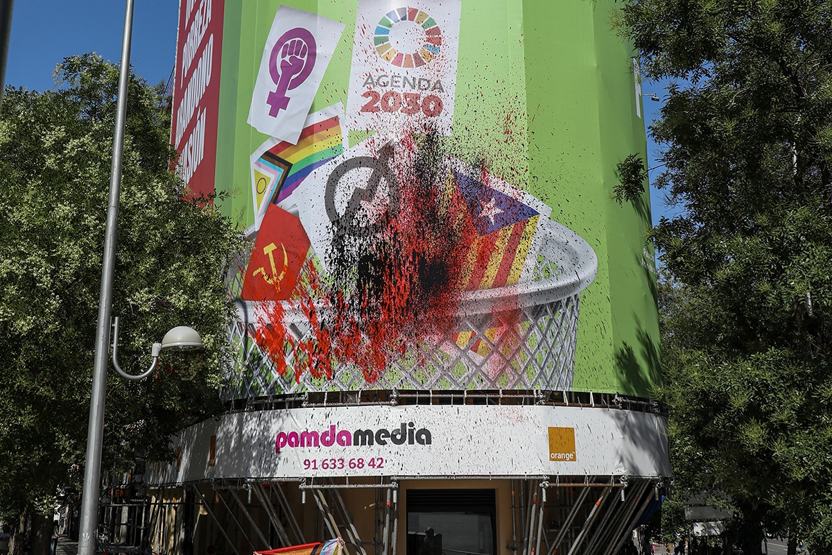 Die Wahlaufsicht ließ am Samstag ein Banner der rechtsextremen Partei Vox in Madrid entfernen