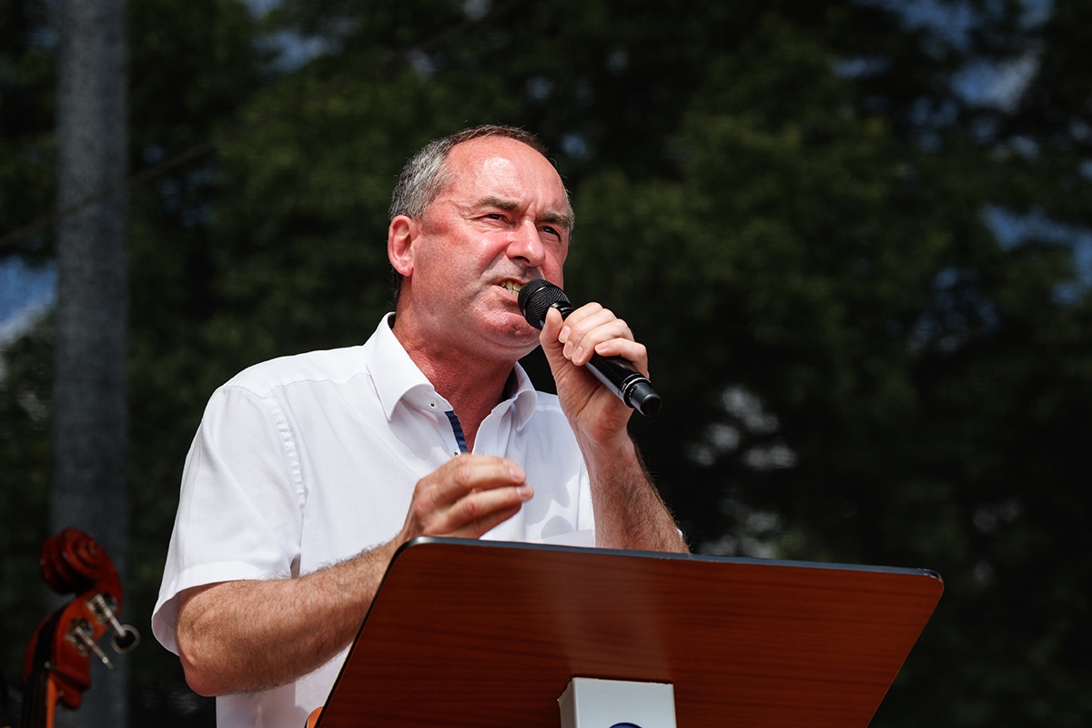 Hubert Aiwanger hält eine Hetzrede