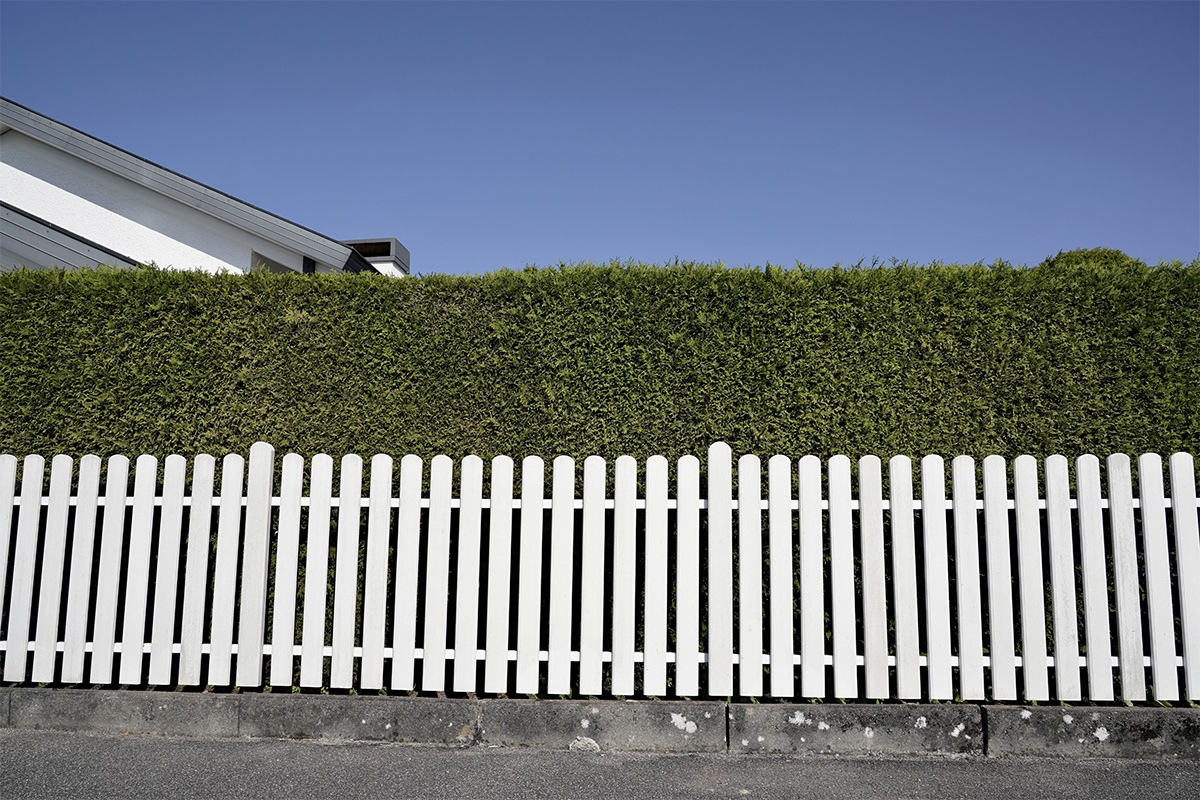 Hecke-Zaun-Kombination im beschaulichen Landkreis Altötting