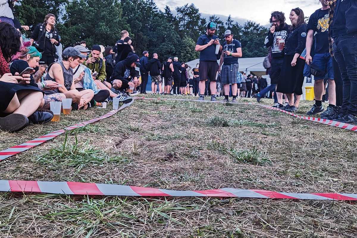 Um Wühlmäuse zu schützen, wurden beim diesjährigen Fluff Fest einige Teile des Geländes abgesperrt