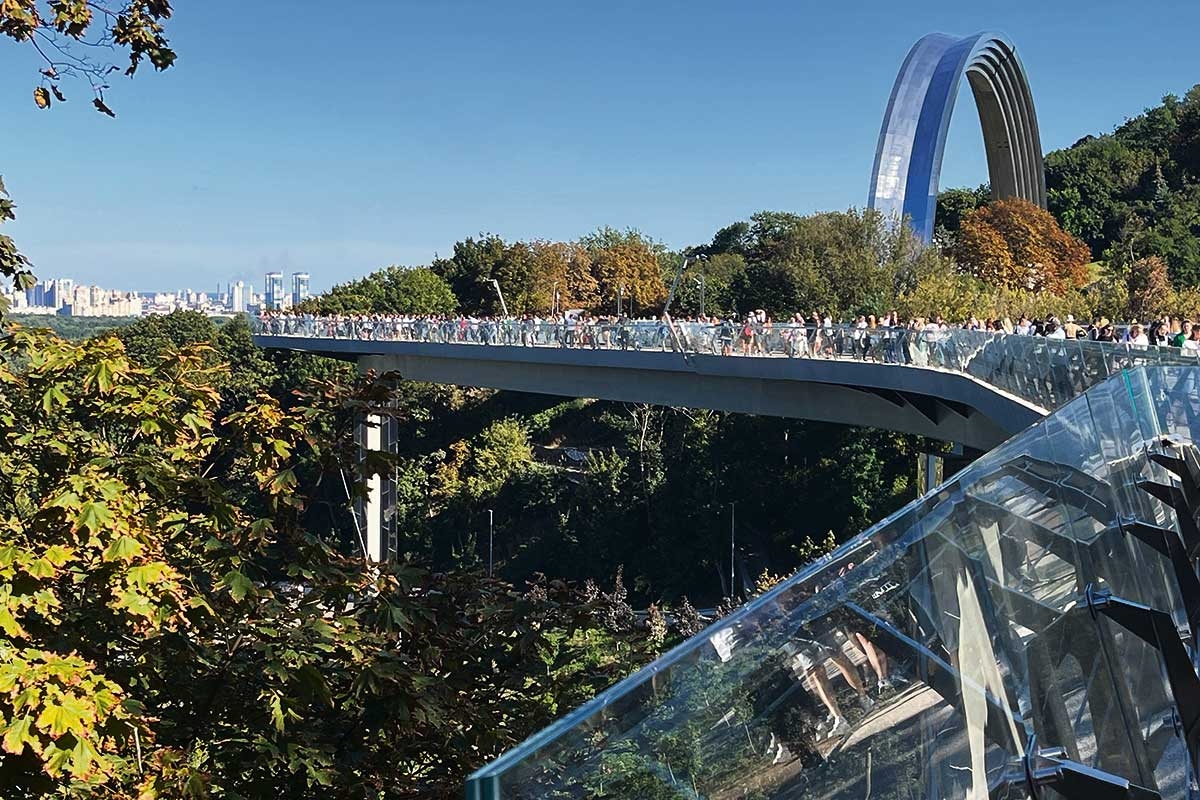 Die Glasbrücke überstand einen russischen Rakteneinschlag