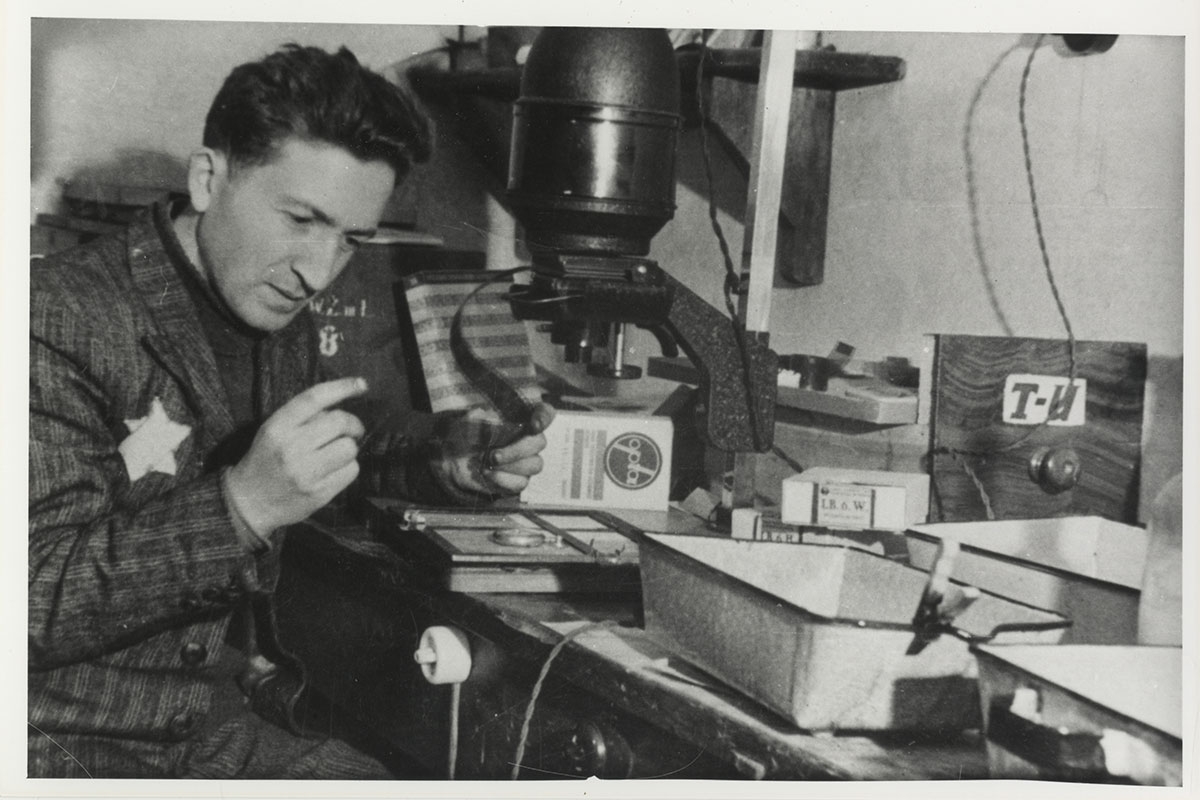 Der Fotograf Mendel Grossmann in seiner Dunkelkammer im Ghetto Łódź, o.J.