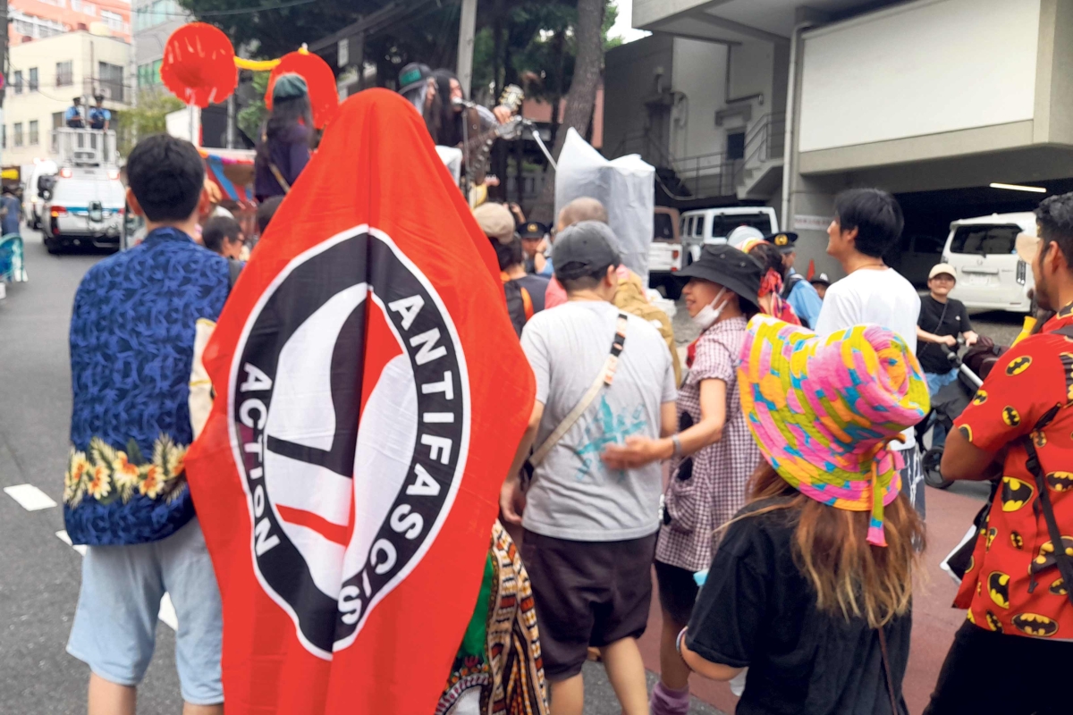 Eine der wenigen Antifa-Fahnen, die beim Festival zu sehen waren