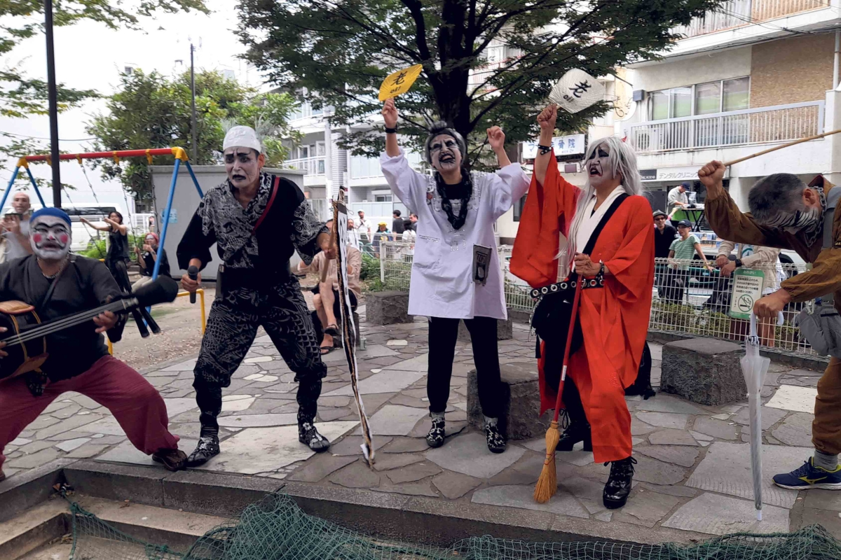 Die Stadt als Bühne. Eine Musiktheatertruppe in Kōenji während des Festivals »No Limit«