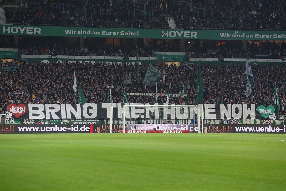 »Bring them home now«. Spruchband in der Ostkurve des Bremer Weserstadions, daneben die Namen Hersh und Inbal in Herzen, beim Spiel SV Werder gegen Eintracht Frankfurt, 12. November