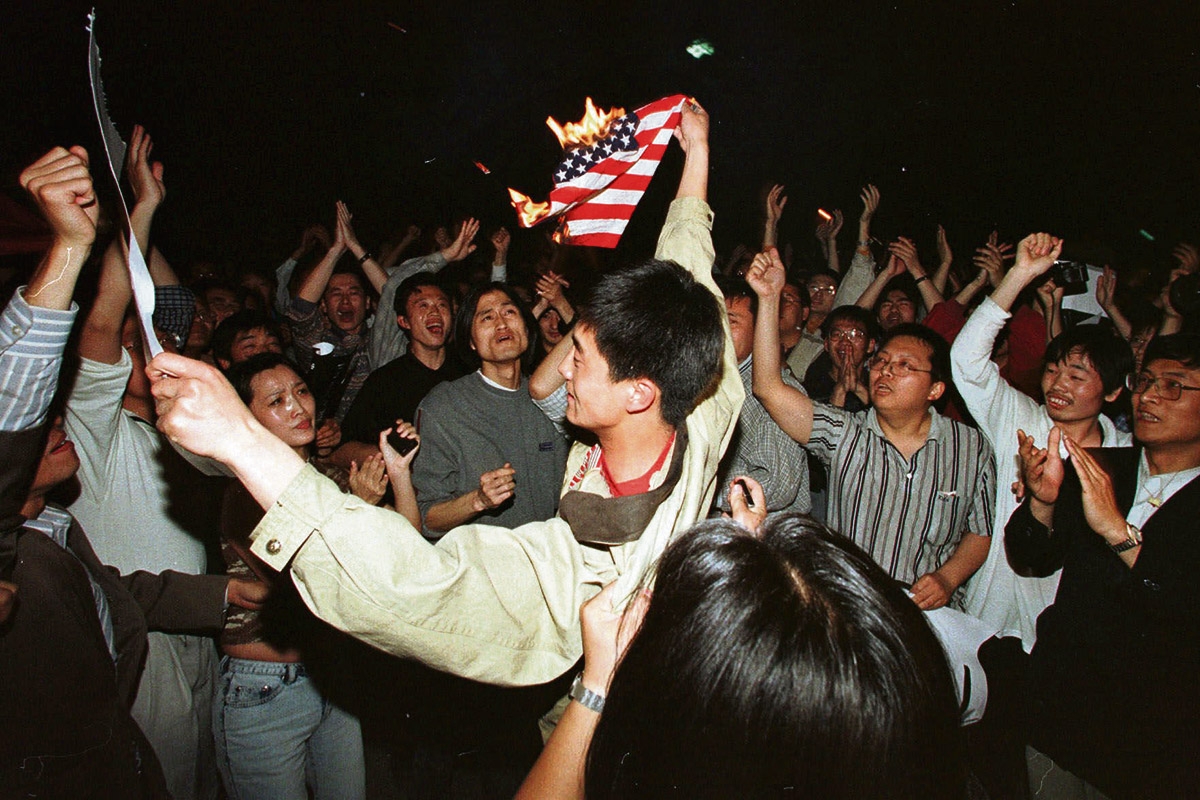 Studenten kosten die seltene Gelegenheit aus, auf der Straße zu protestieren. Demonstration vor der US-Botschaft in Peking, 8. Mai 1999