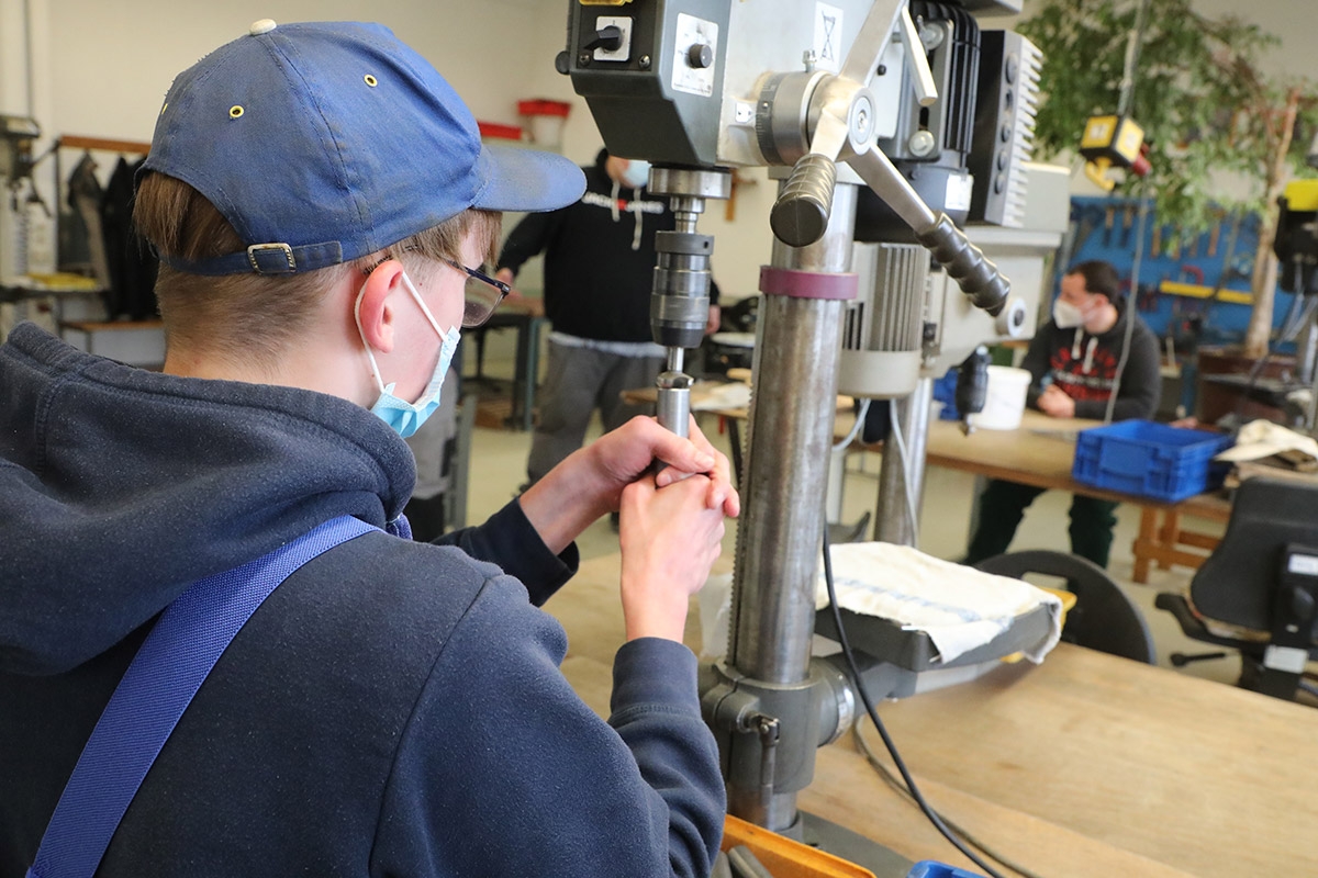 Manche, aber nicht alle wollen in einer Werkstatt arbeiten. Ein Beschäftigter der Metallabteilung in der Lebenshilfe Gera e. V.