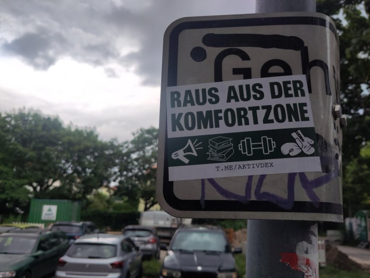 Raus aus der Komfortzone, rein in die Nazi-Aktivität. Sticker des »III. Weg« in Berlin-Pankow