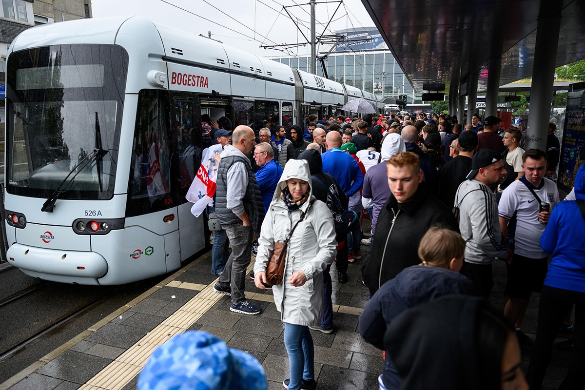 Nur Geduld. Englische Fußballfans versuchten am 16. Juni teils vergebens, in Gelsenkirchen zum Stadion und wieder zurück zu kommen