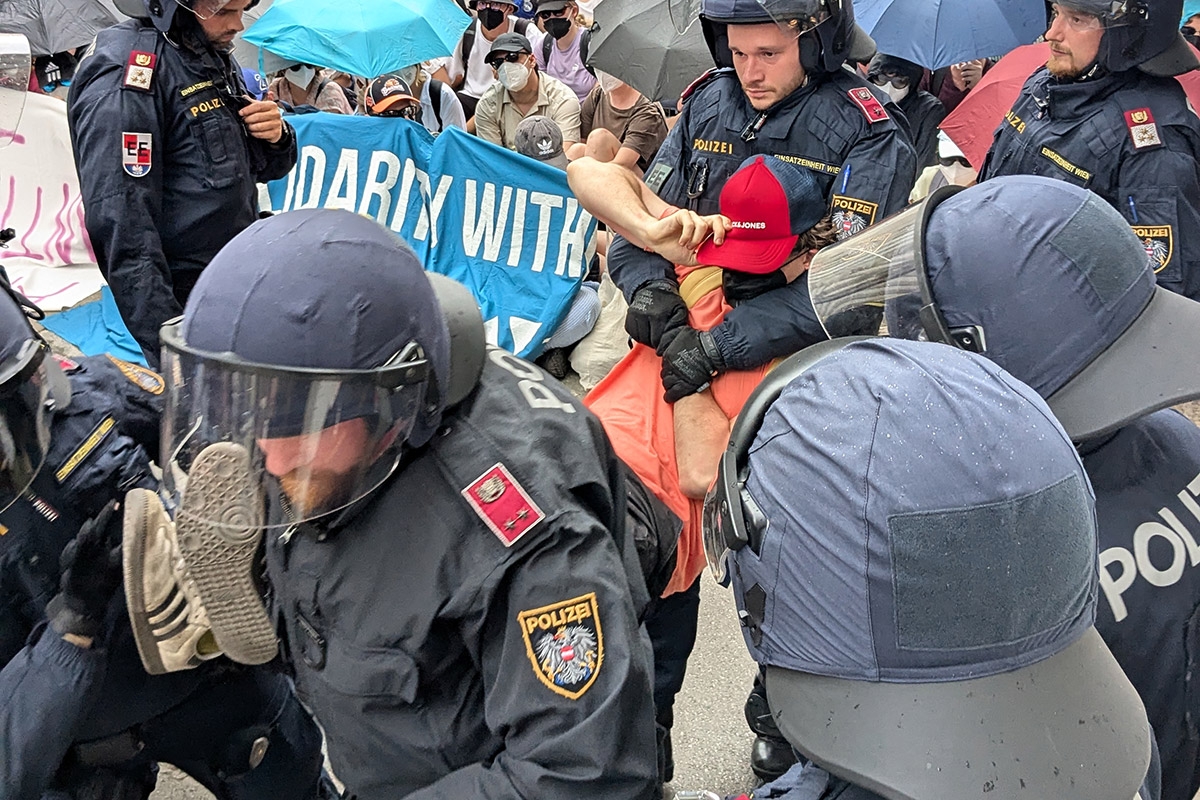 Überfordert von Antifaschisten. Polizisten räumen eine Sitzblockade gegen die »Identitäre Bewegung«