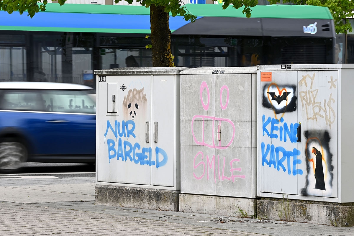 »Populistische Maßnahme, die das Leben von Geflüchteten verkompliziert«. Protest gegen die Bezahlkarte für Flüchtlinge in München