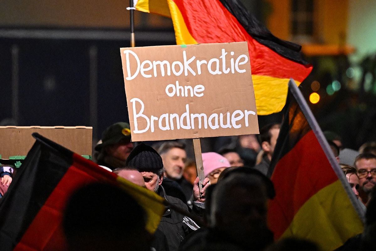 »Der Brandmauerfall hat begonnen«, jubilieren AfD-Politiker. Demonstration gegen rechts in Lübben (Brandenburg), 27. Februar