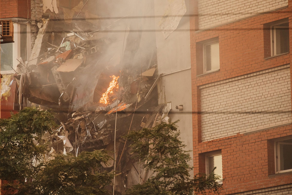 Fast jeden Tag verursachen russische Angriffe auf die Zivilbevökerung in der Ukraine Tod, Trümmer und Verwüstung. Von einer Rakete getroffenes Wohngebäude in Dnipro, 29. Juni