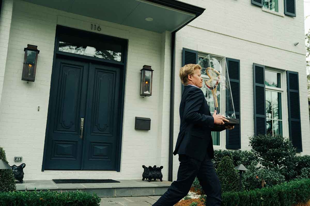 Ein Geschenk vom Chef. Robert (Jesse Plemons) mit dem zerbeulten Tennisschläger von John McEnroe 