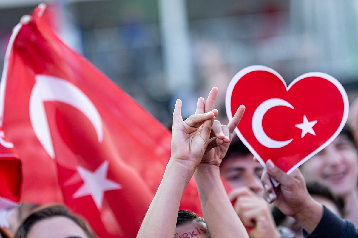 Mit freundlichen Wolfsgrüßen. Türkische Fans beim Public Viewing, 2024