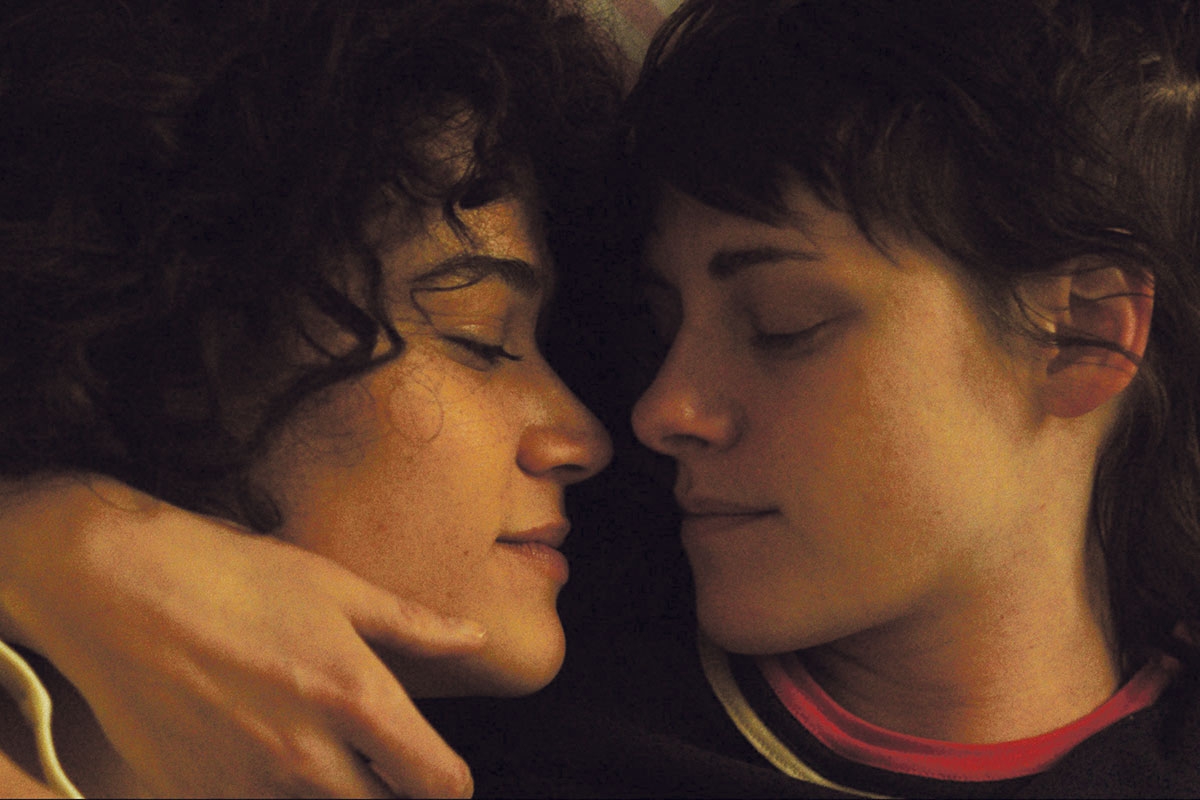 Frisch verliebt. Jackie (Katy O’Brian) und Lou (Kristen Stewart)