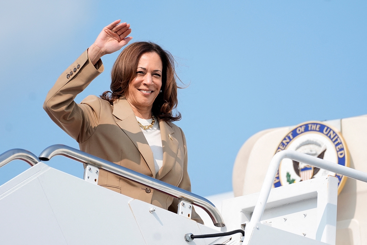 Onwards and upwards: Mit Kamala Harris, die hier die Air Force Two besteigt, als Kandidatin sehen die Demokraten der Präsidentschaftswahl optimistischer entgegen, 27. Juli in Westfield, Massachusetts