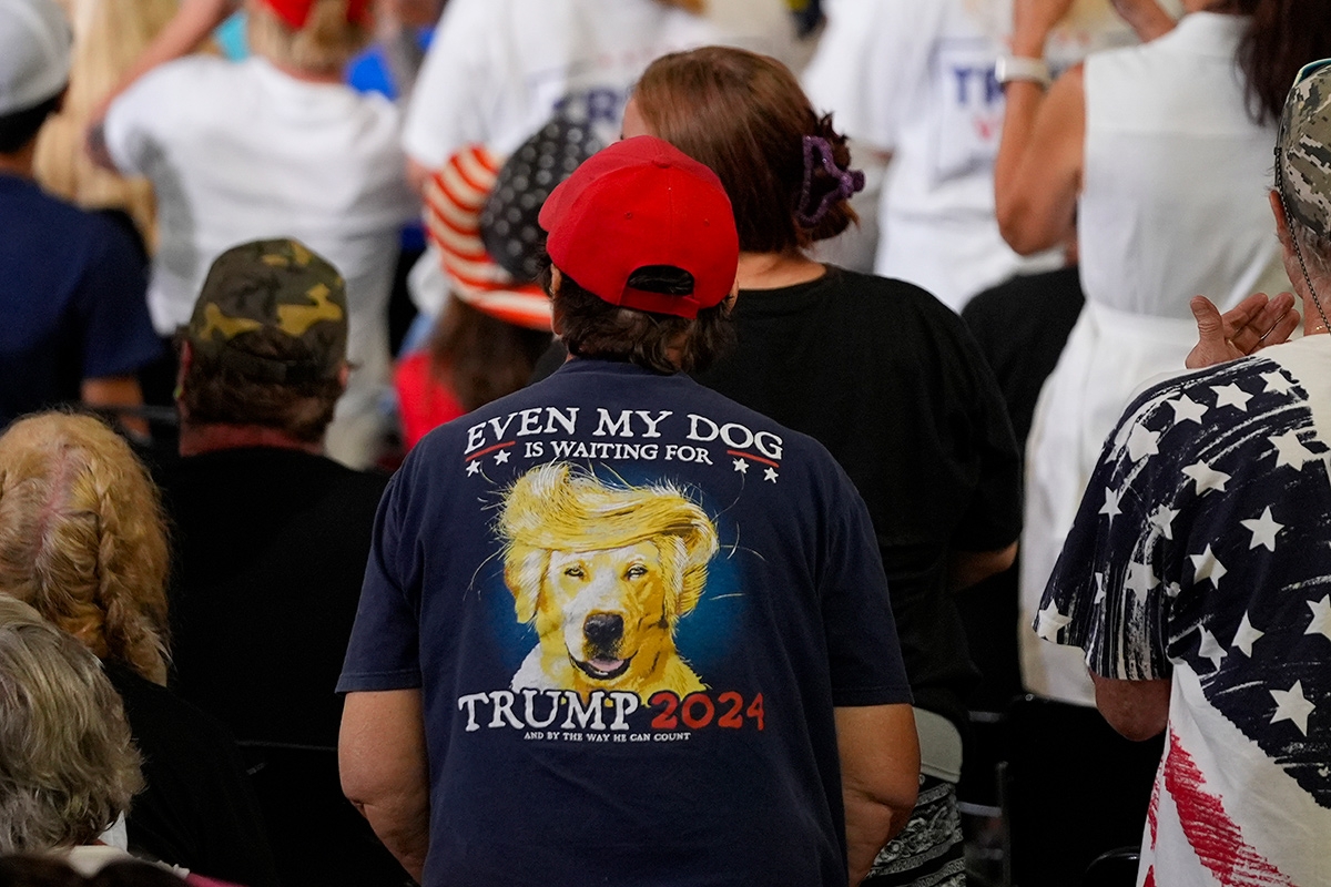 Jede Stimme zählt. Anhänger Donald Trumps lauschen dem ehemaligen Präsidenten in Harrisburg, Pennsylvania, 31. Juli