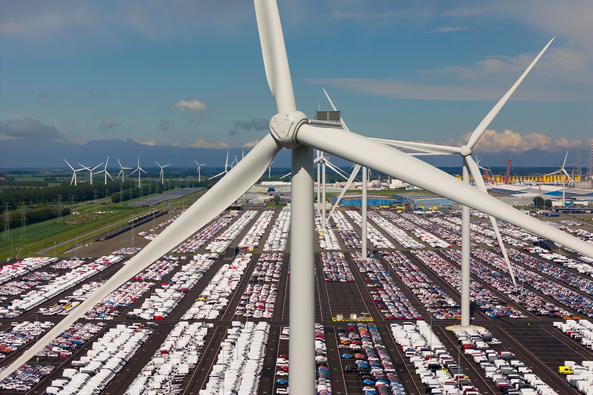 Eine Zukunft ohne Verbrenner – und ohne BMW? Elektroautos im Mai im Hafen des niederländischen Vlissingen