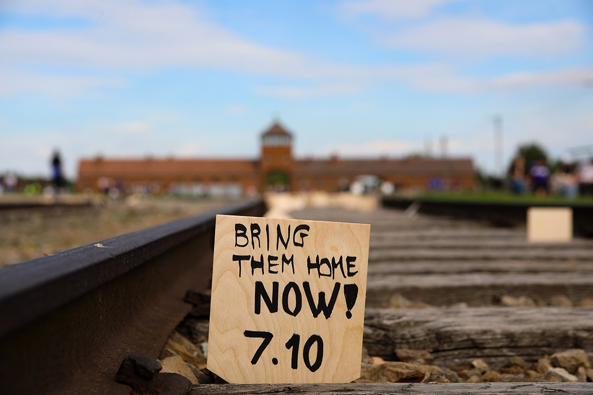 Marsch der Lebenden. In der KZ-Gedenkstätte Auschwitz forderten die Teilnehmer am 6. Mai die Befreiung der Geiseln aus Hamas-Gefangenschaft